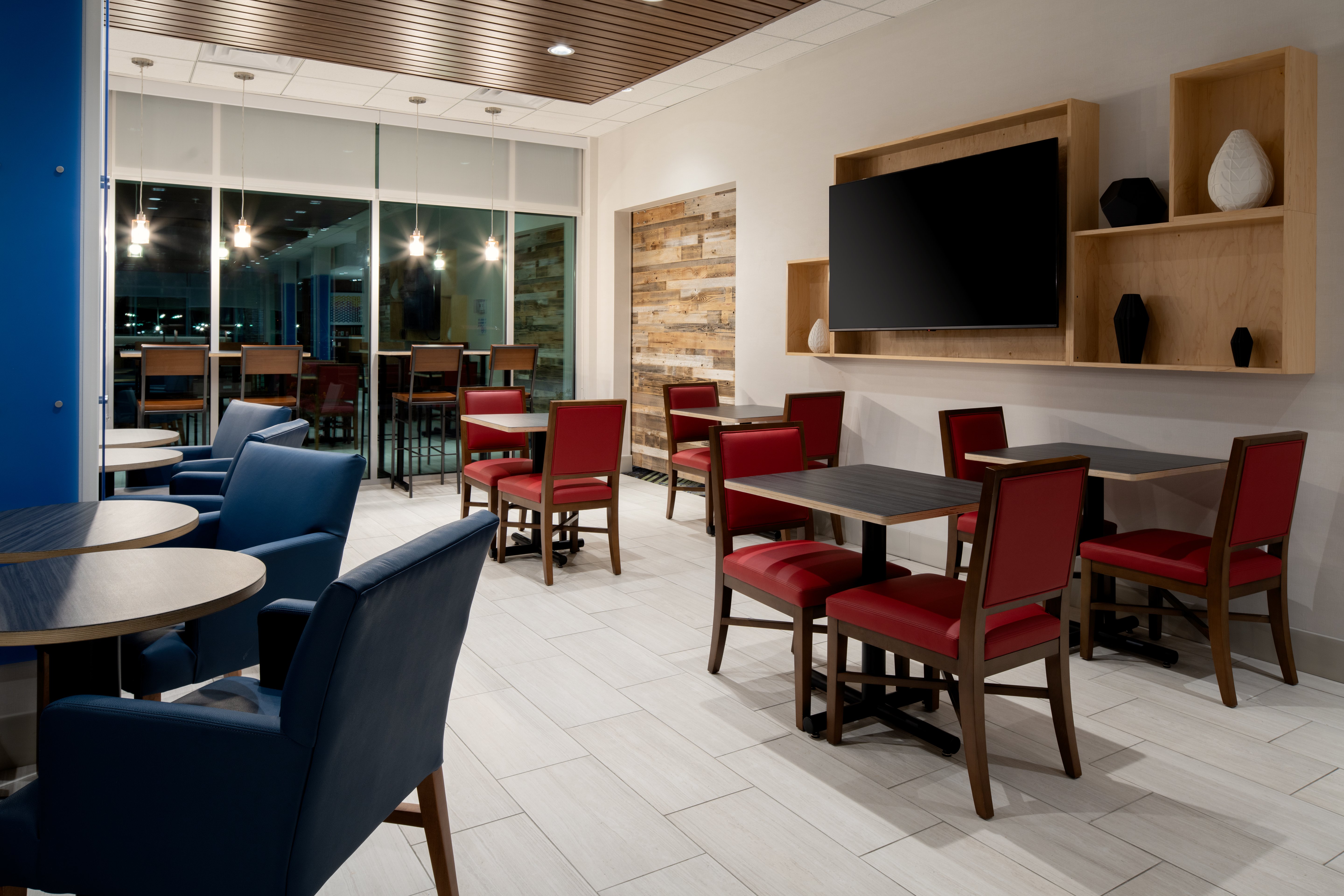 Holiday Inn Express & Suites - Bullhead City, an IHG Hote 35/51