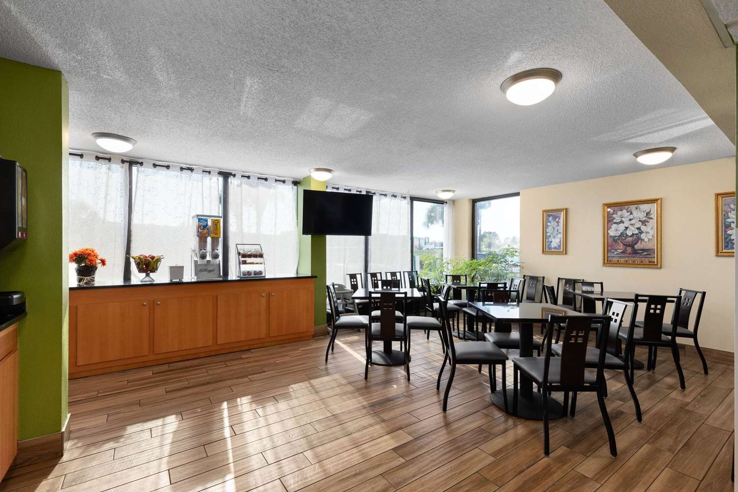 Super 8 by Wyndham Myrtle Beach/Market Common Area 27/35