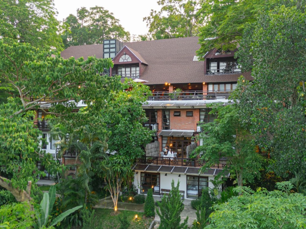 Issara Boutique Winery Hotel 76/78