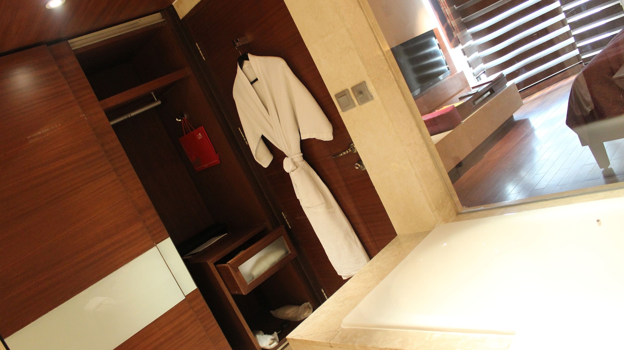 EXECUTIVE, SUITE