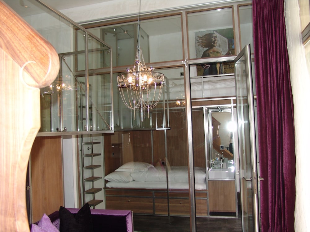 Backstage Hotel 7/48