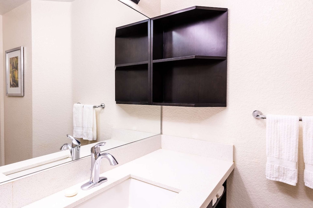 Sonesta Simply Suites Denver West Federal Center 16/38