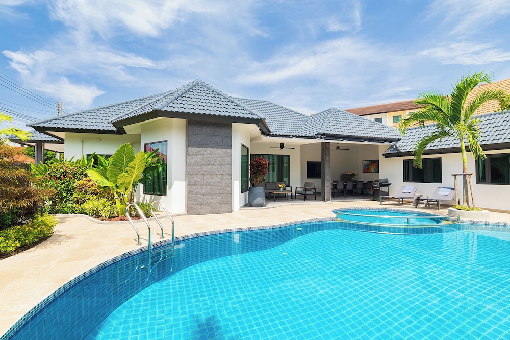 Pattaya Hill 2 7/50