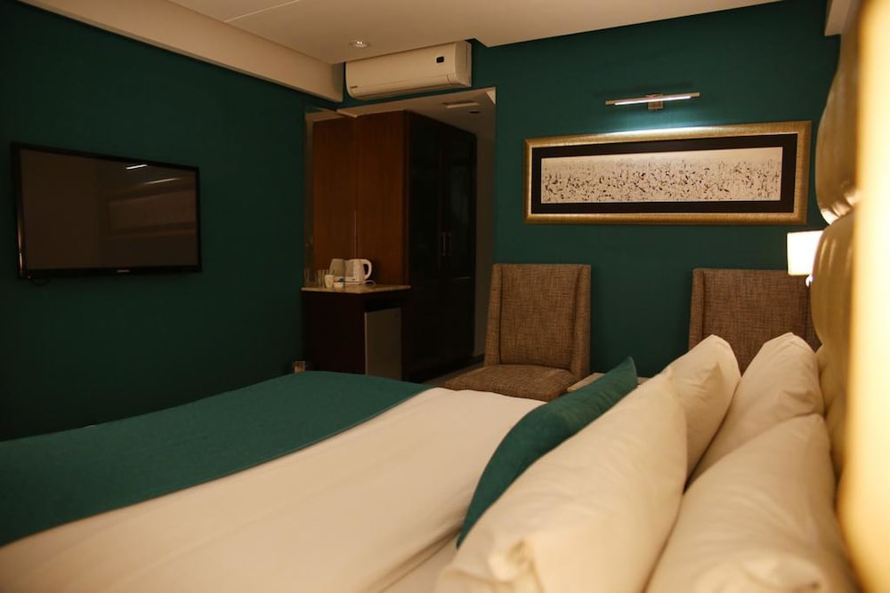 Deluxe, King Bed, Lahore Continental Hotel 4/10