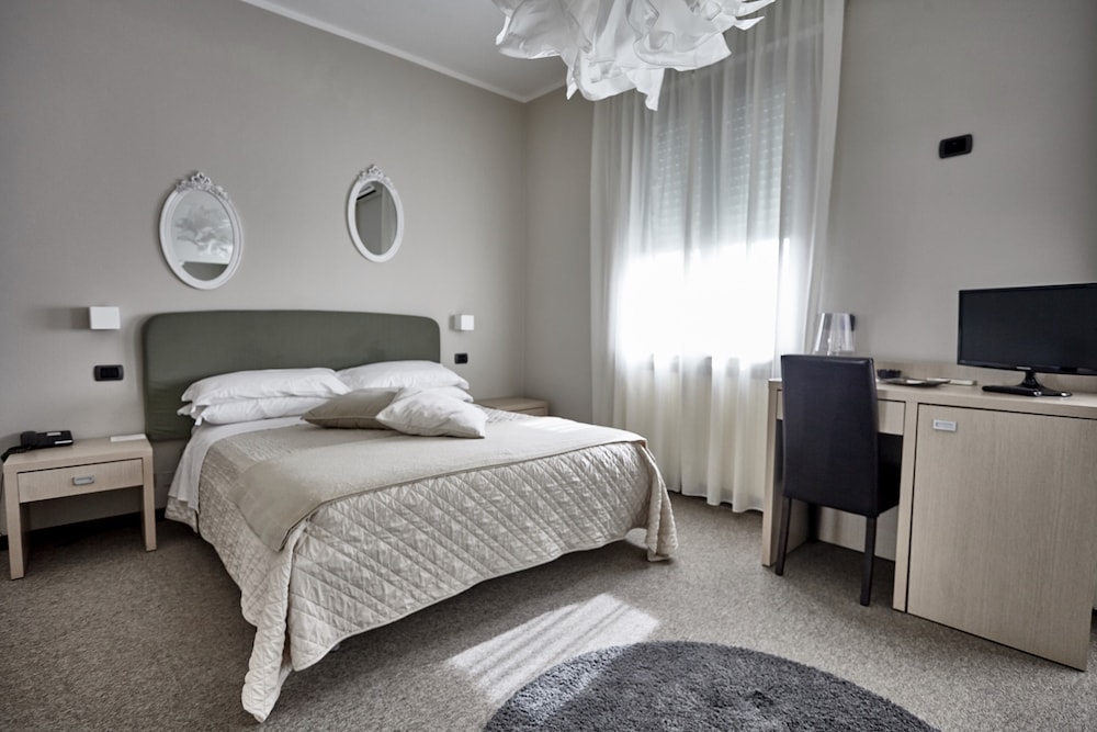 Rouge Hotel International 19/50