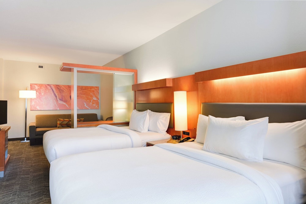 Suite, 2 Queen Beds, Trundle Bed, Track View, Accessible