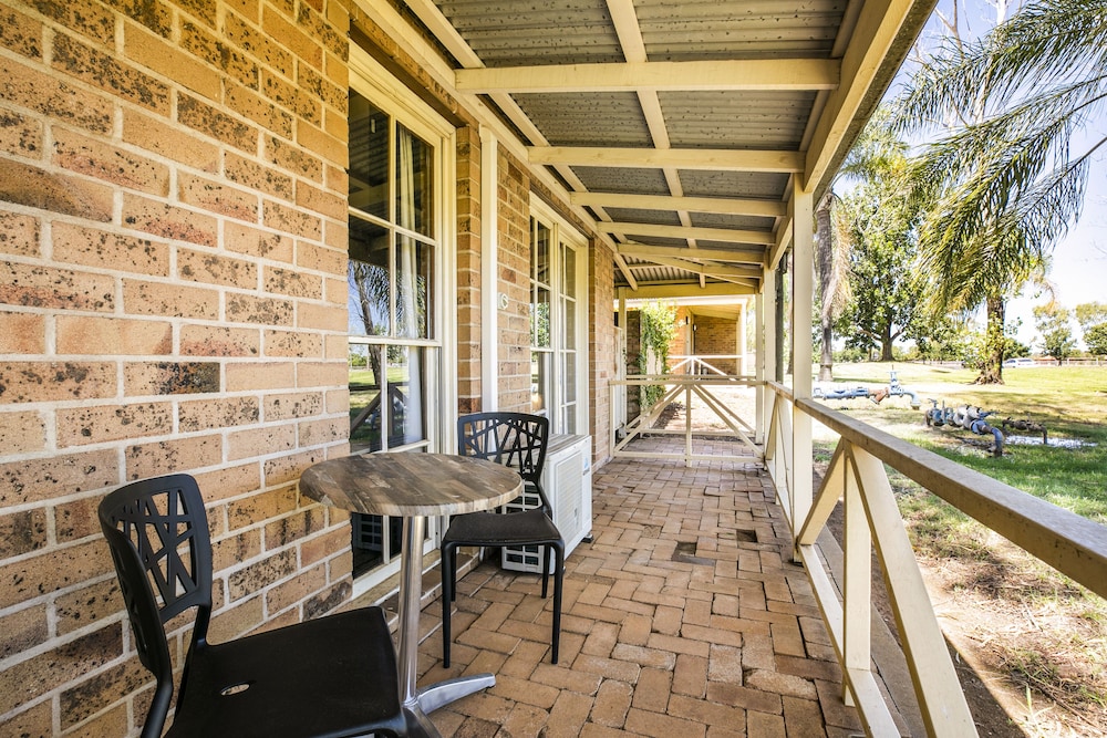 Macquarie Inn 9/66