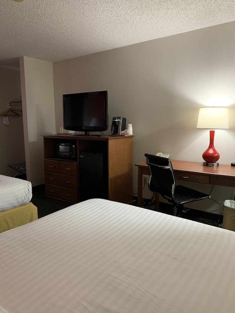 Ramada by Wyndham Santa Fe 12/36