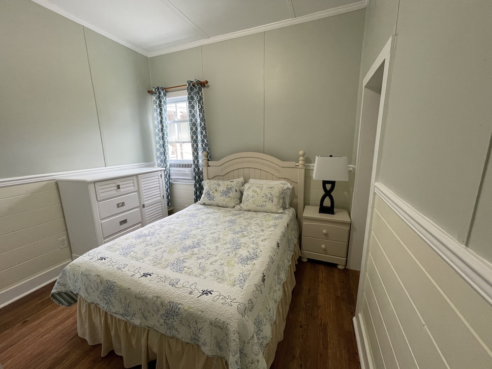 West, Apartment, 1 King and 2 Queen Beds