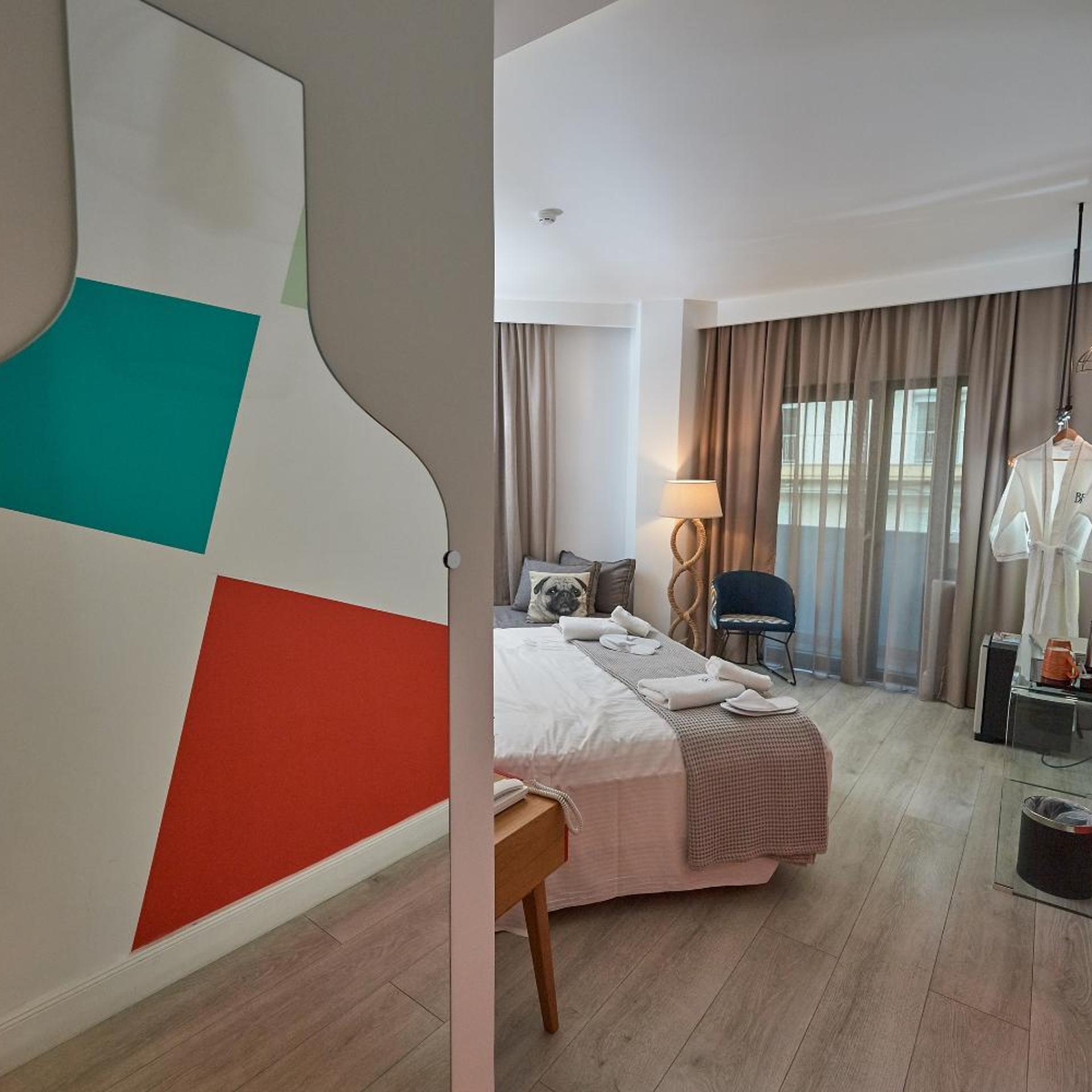 جناح جونيور بشرفة، Blue Bottle Hotel 3/10