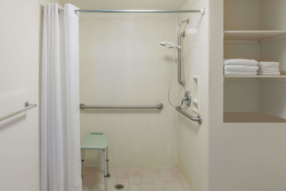 Days Inn By Wyndham Camarillo - Ventura 8/30