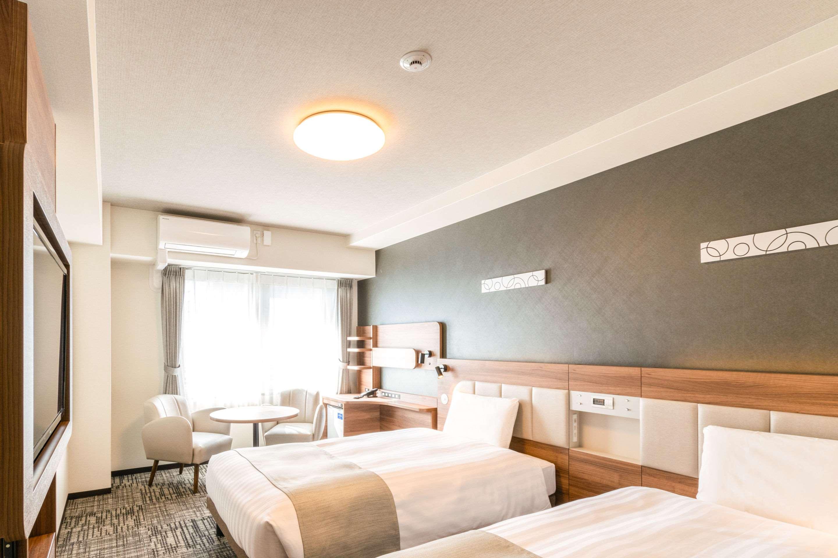 ROOM, TWIN BEDS