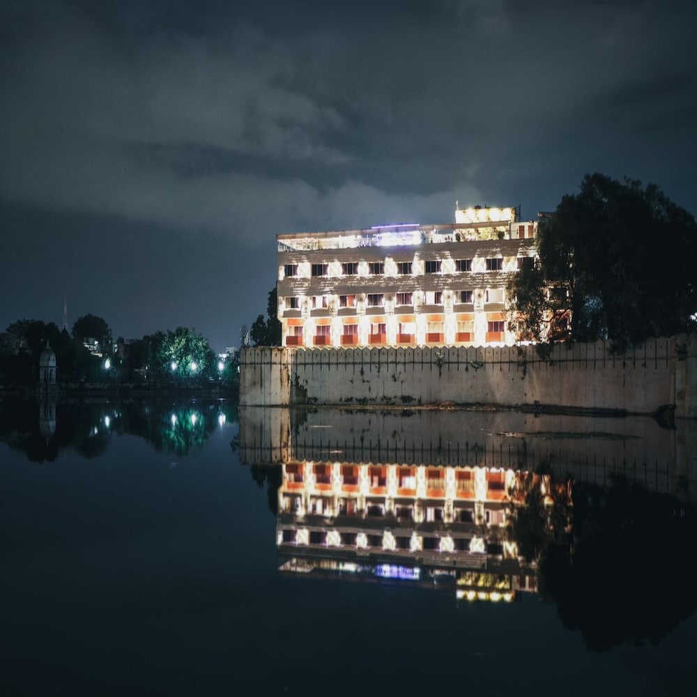 A Lake景观酒店Rajdarshan(A Lake View Hotel Rajdarshan) 图片1