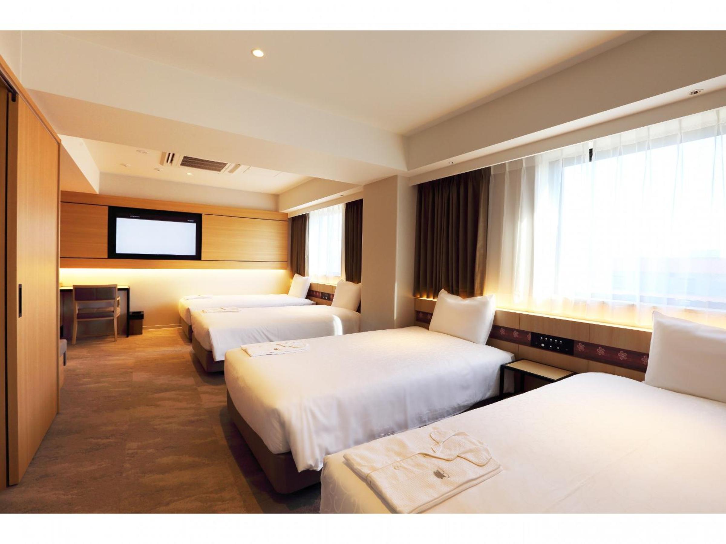 Room, Quadruple