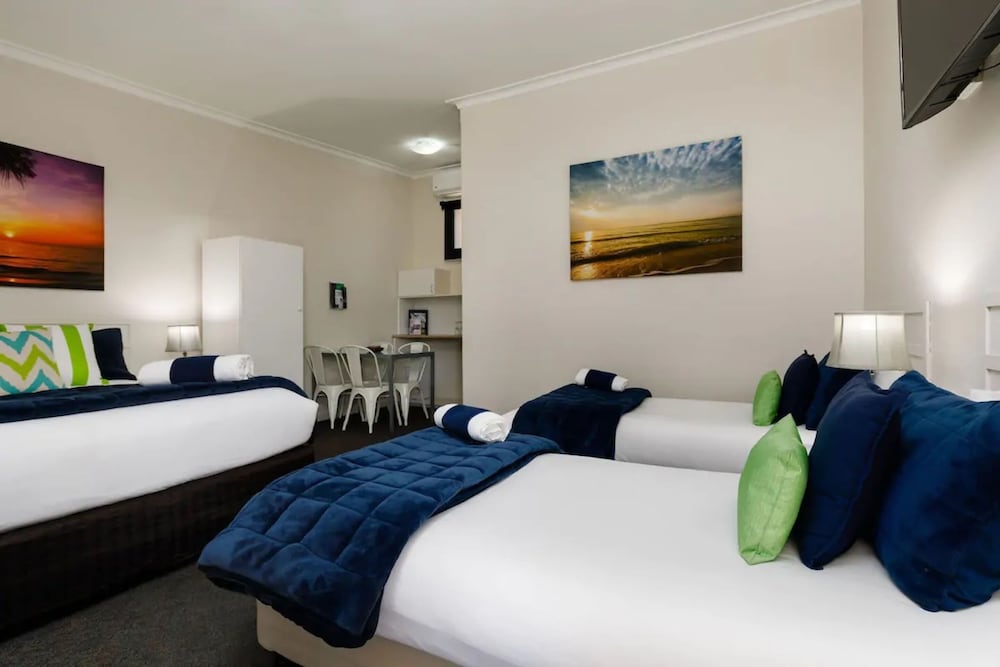 Oval Motel 18/42