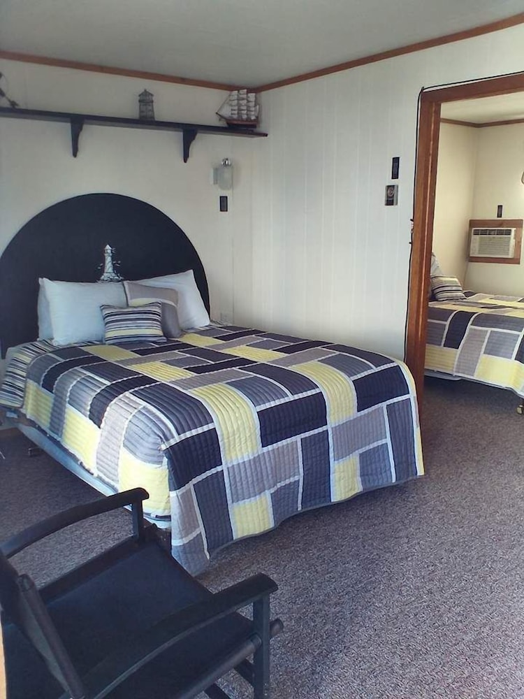 The Monarch Motel 12/17