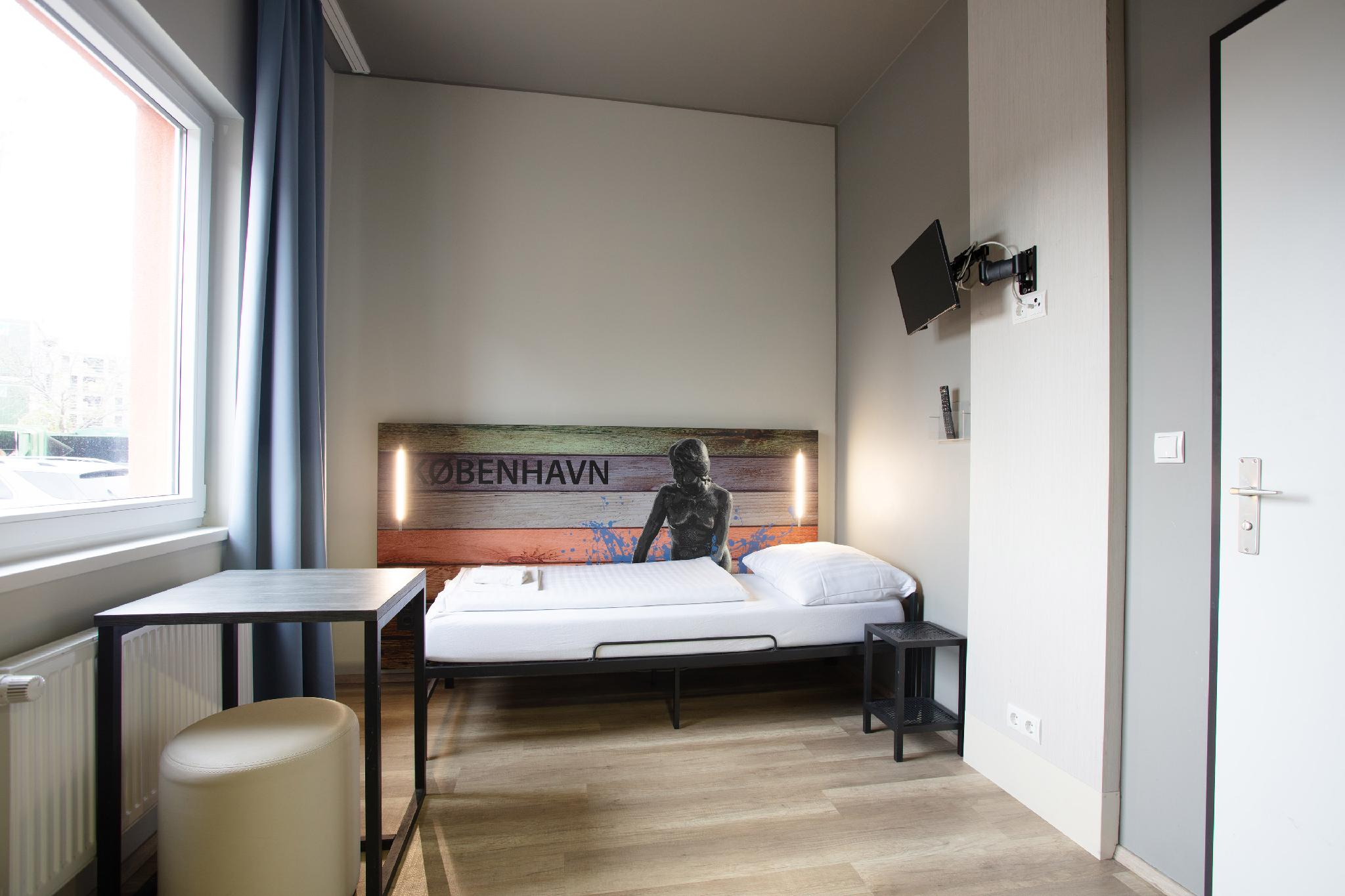 ROOM, 8 BEDS