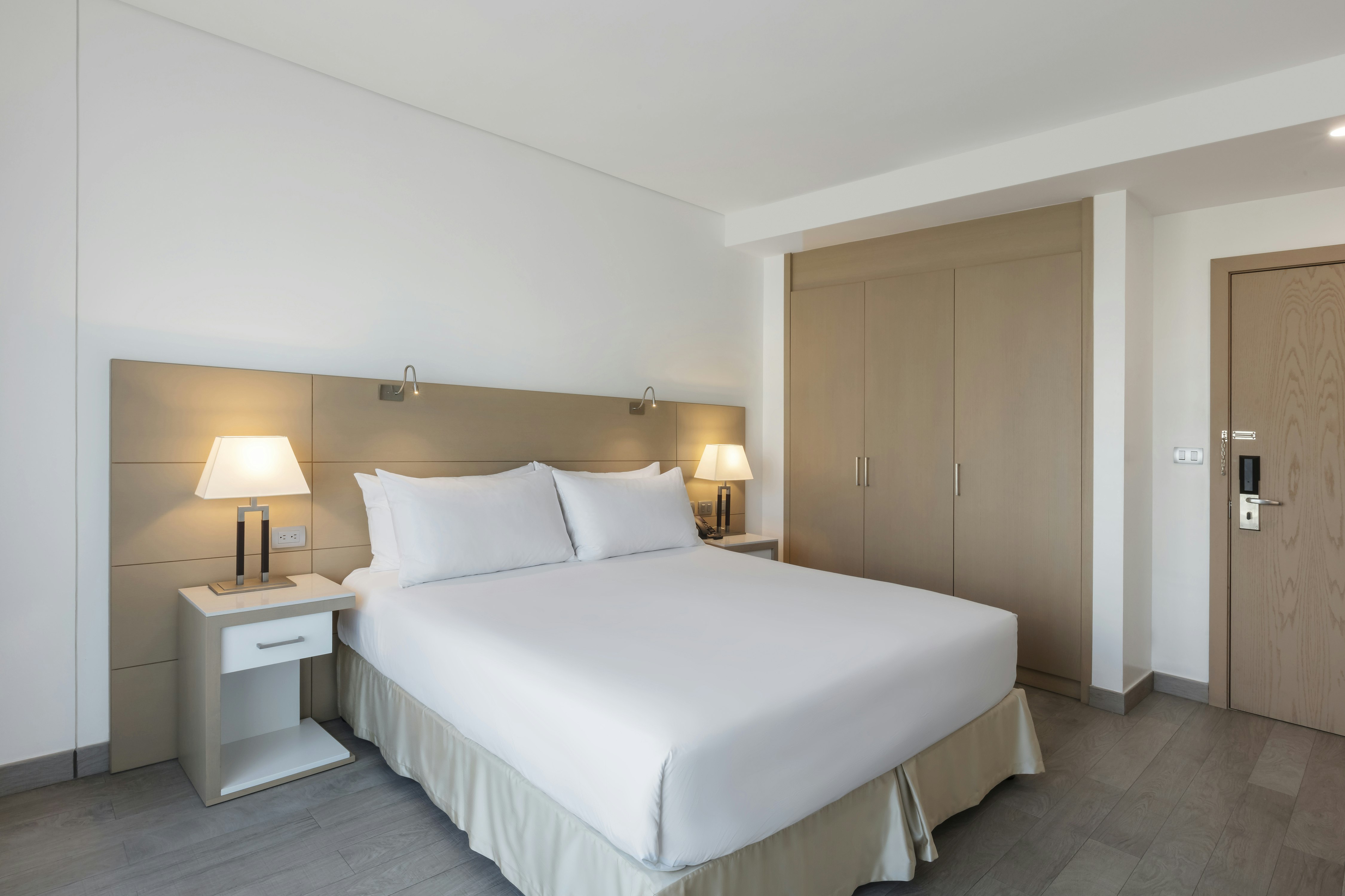 ROOM, QUEEN BED, ACCESSIBLE