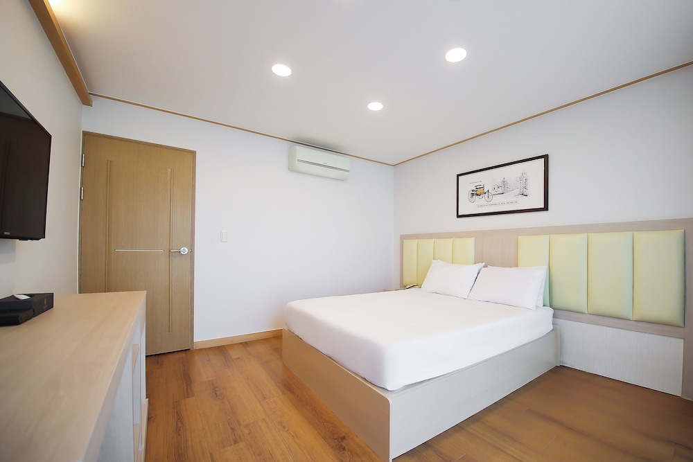 ROOM, DOUBLE OR TWIN BED