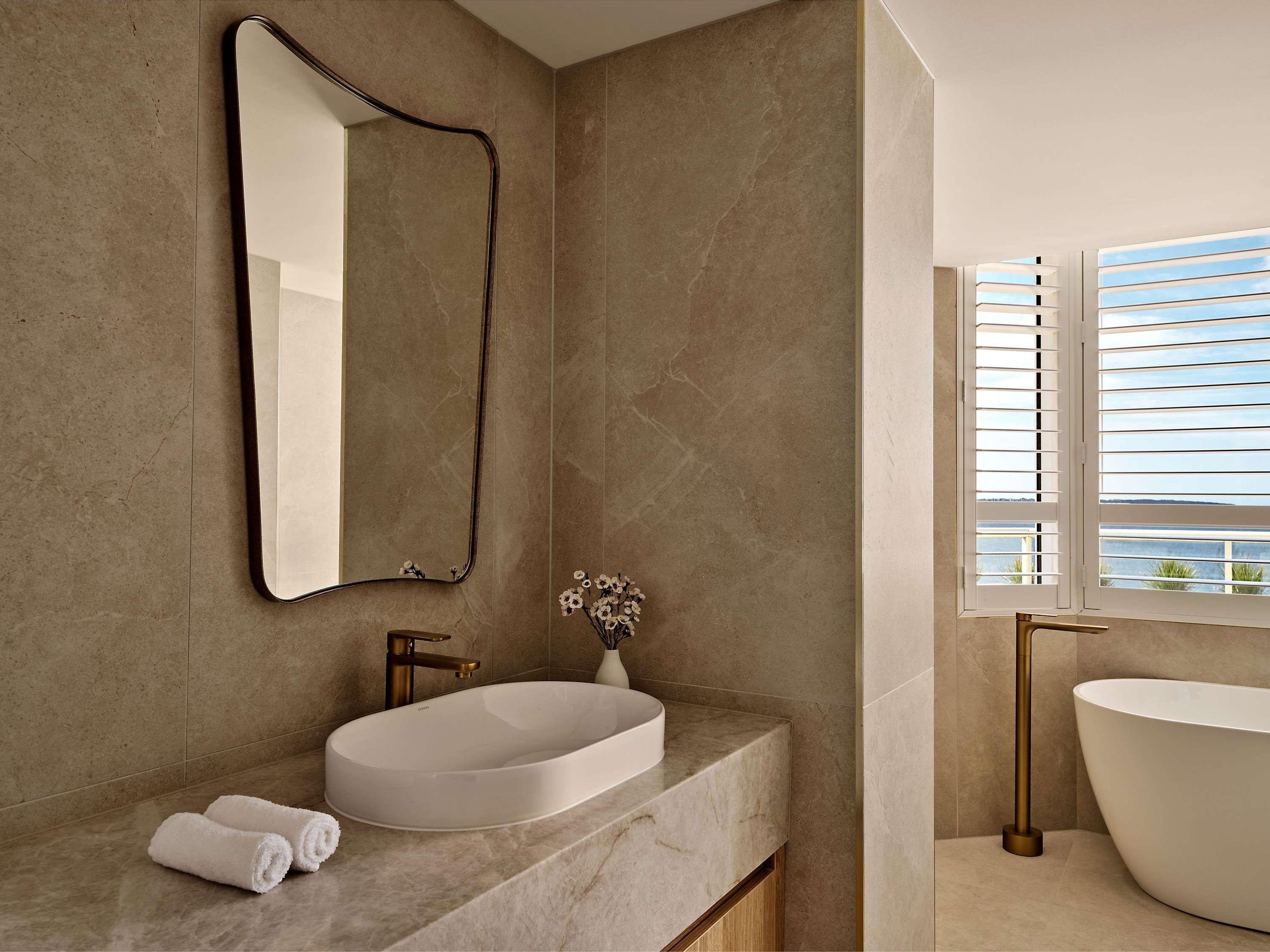 Suite, Bay View