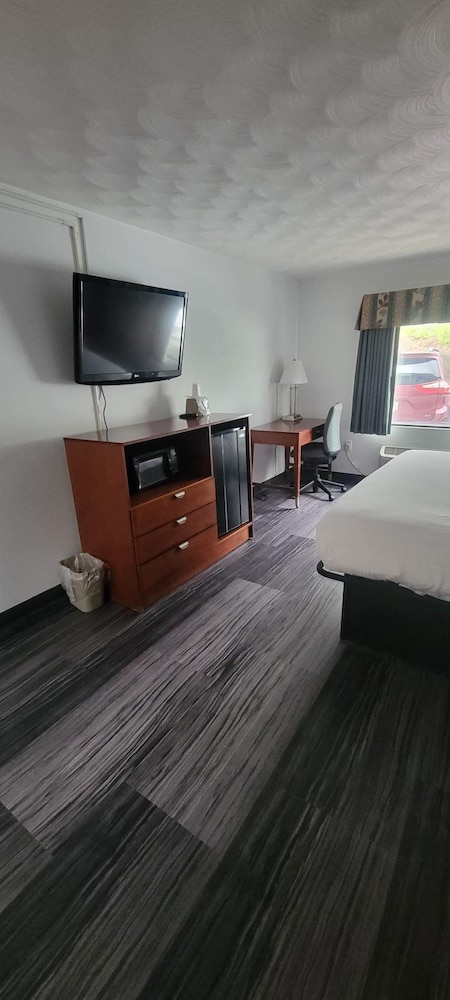 The Royal Inn & Suites 10/17