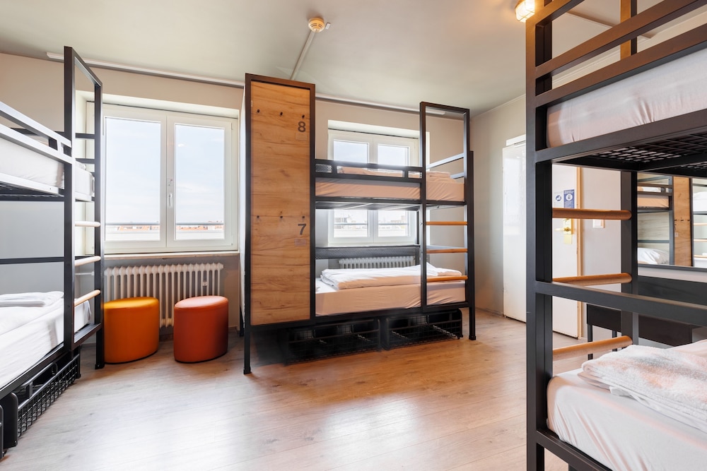Room, 6 Beds, 3 Bunk Beds