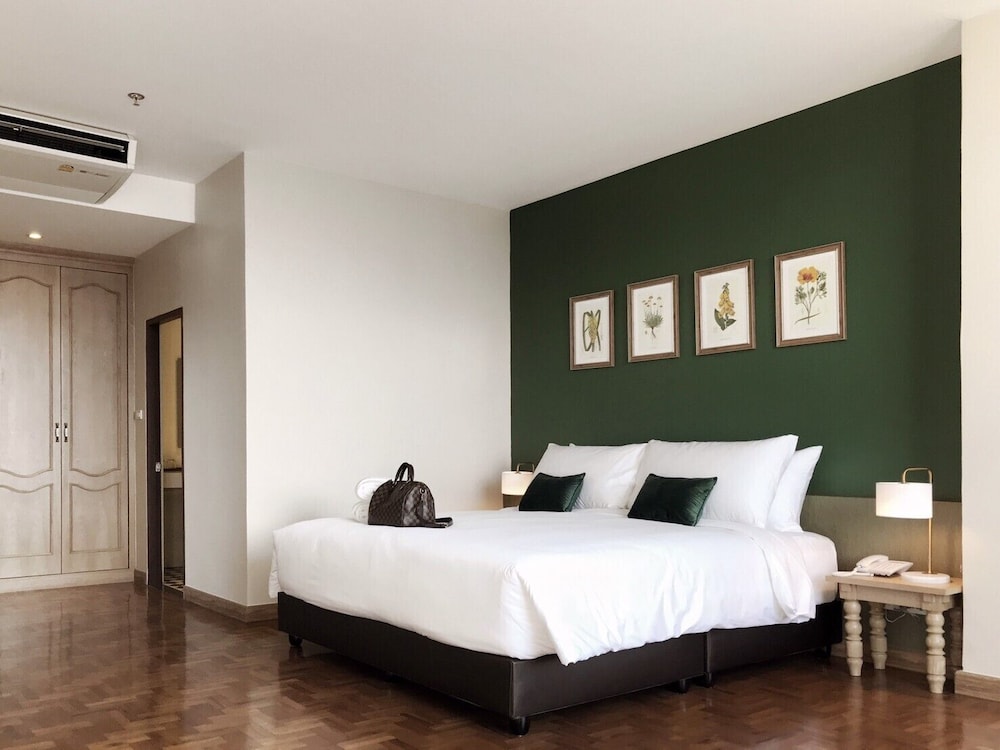 EXECUTIVE, SUITE