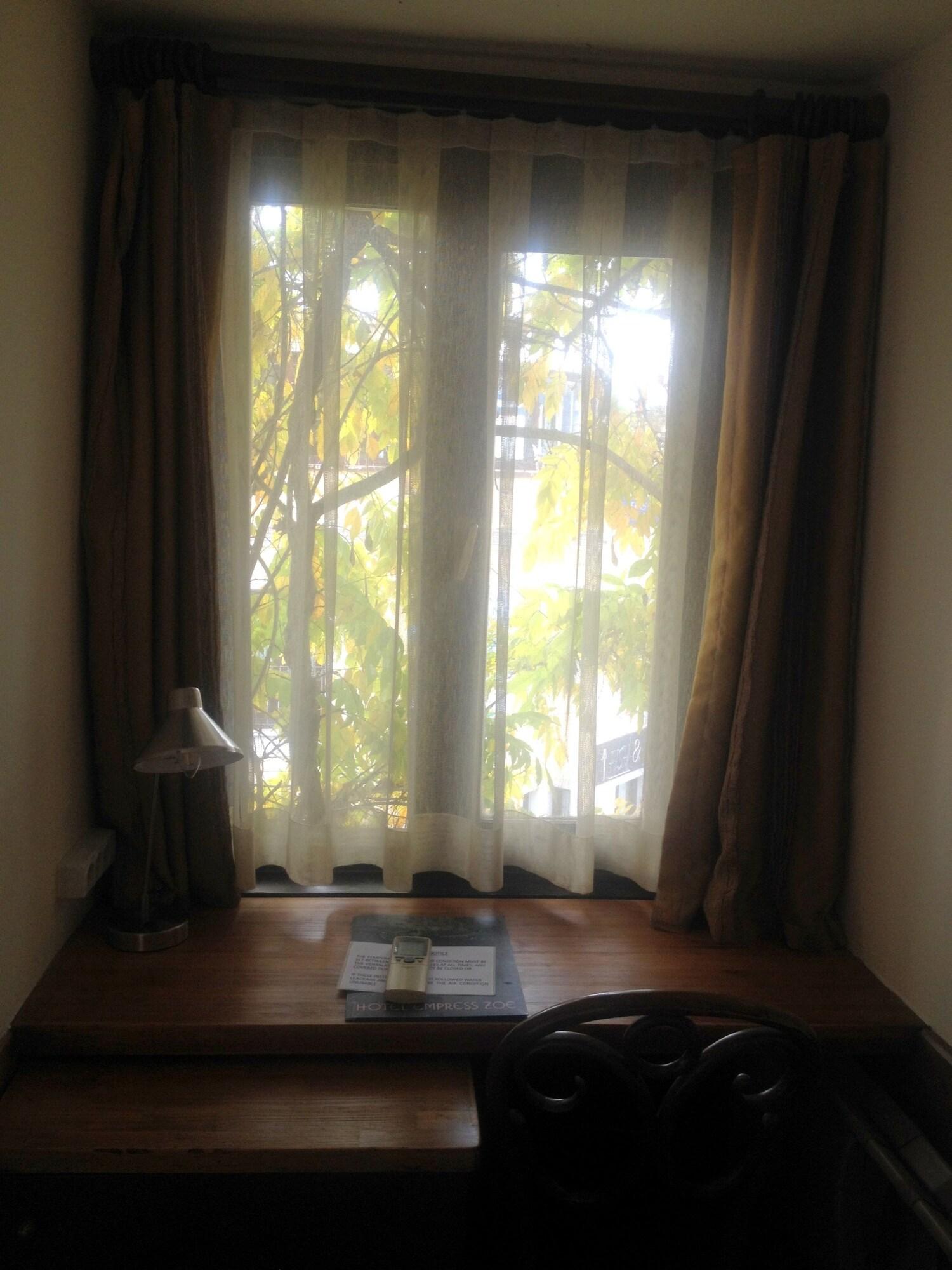 Hotel Empress Zoe 74/100