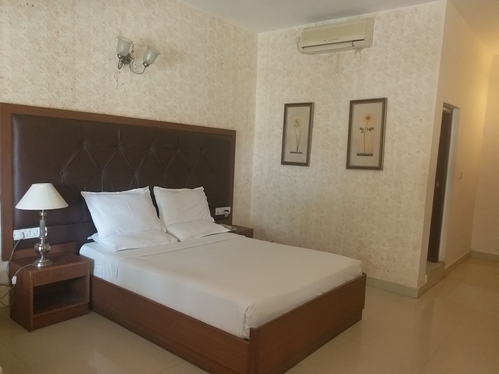 STANDARD, QUEEN BED