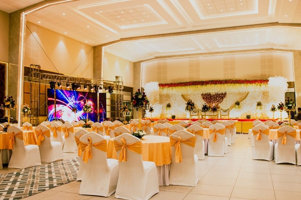 Surya Hotel 58/74