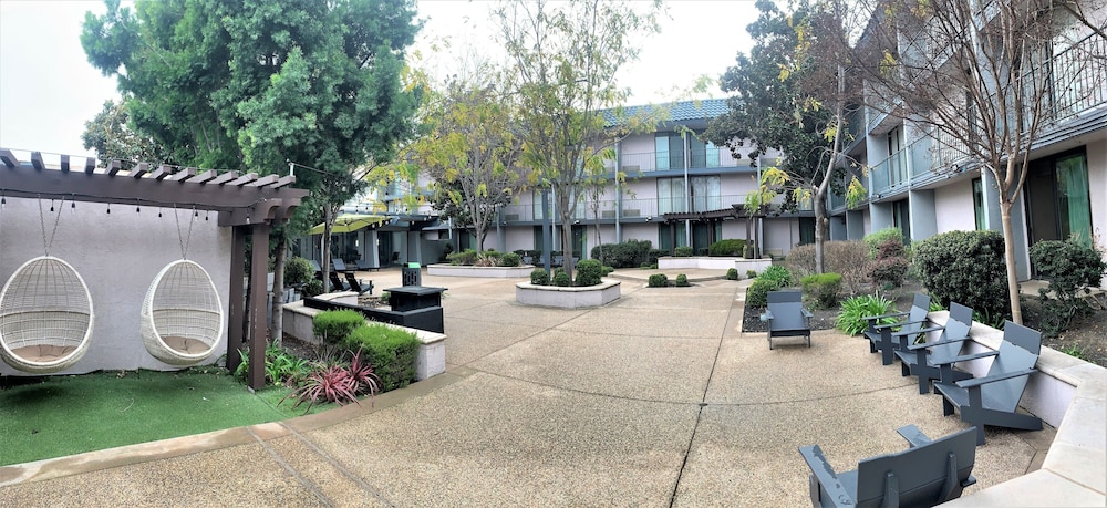 Holiday Inn Dublin Pleasanton 65/70