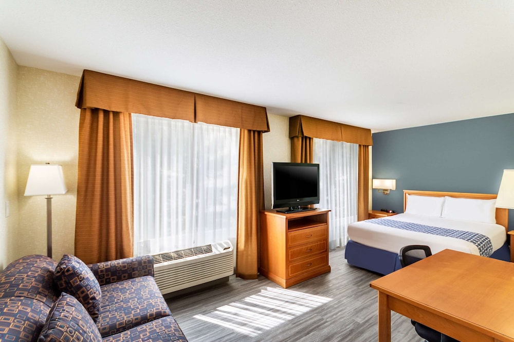 Econo Lodge Inn & Suites Calgary - University 23/32