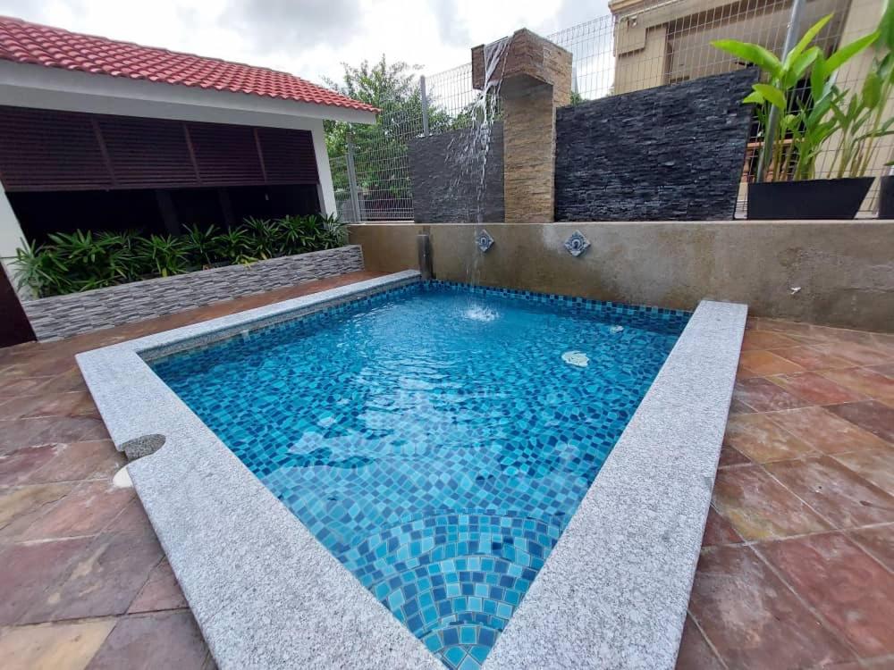 CHRISTEE SUITES 32/37
