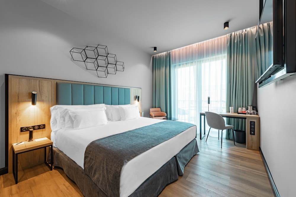 DELUXE, DOUBLE OR TWIN BED