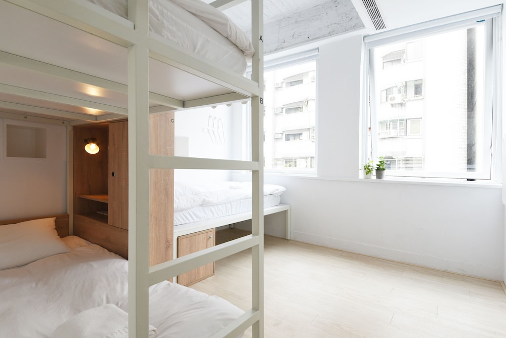 FEMALE DORM, FEMALE ONLY, STANDARD, 3 BEDS, SHARED BATHROOM