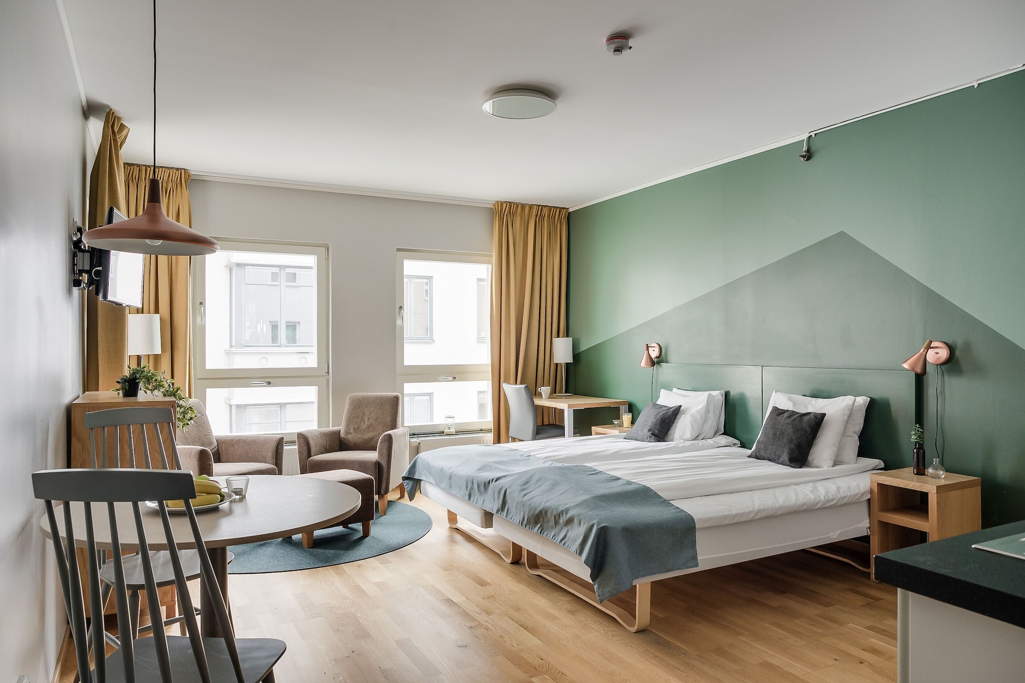 CLASSIC, STUDIO, QUEEN BED