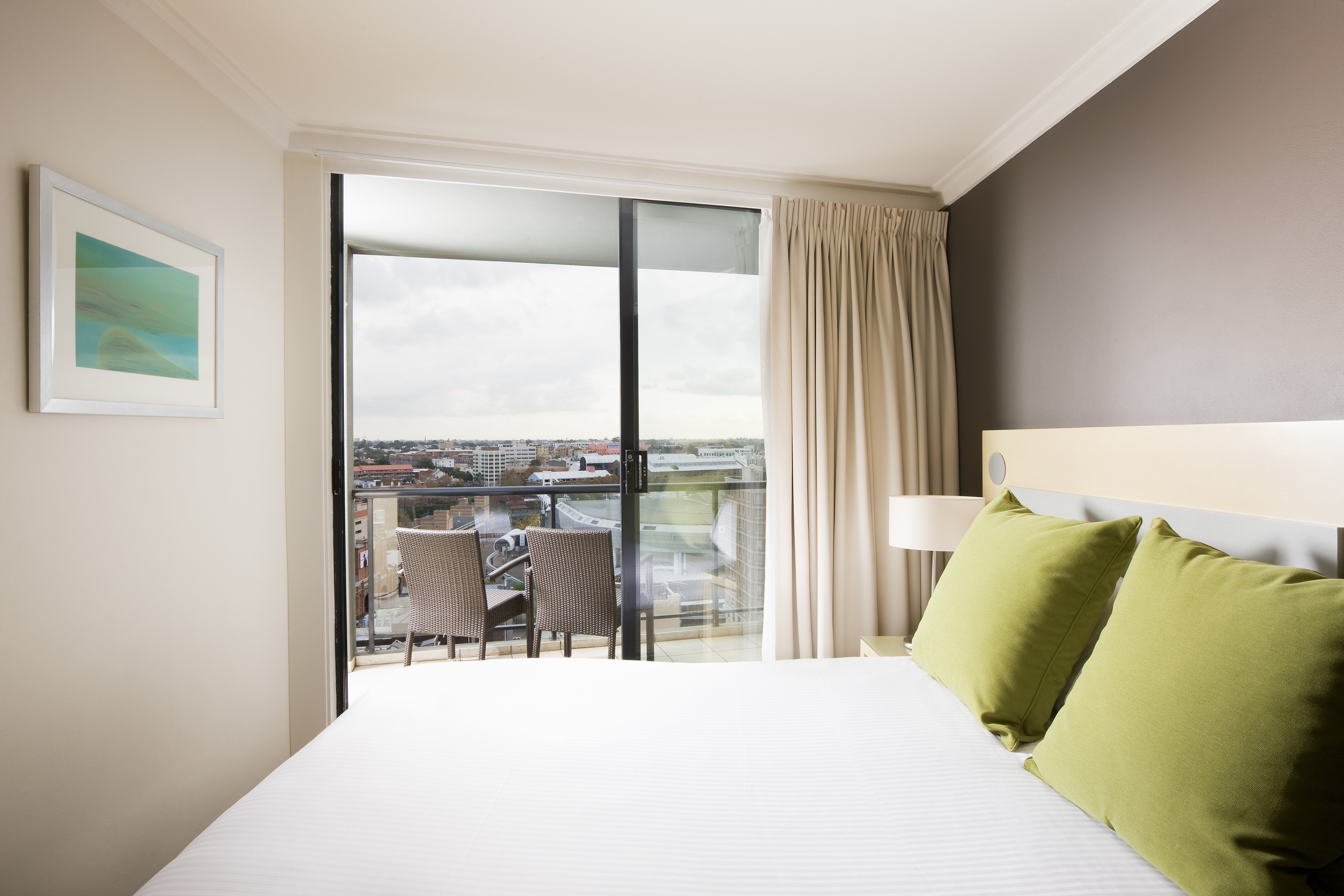 1 BEDROOM, APARTMENT, QUEEN BED