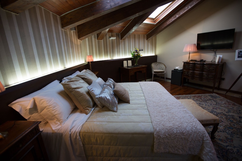 DELUXE, DOUBLE BED