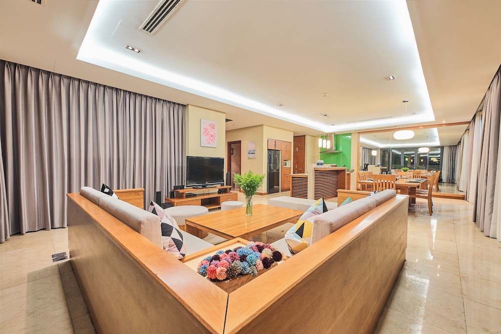 The Ocean Suites 6/50