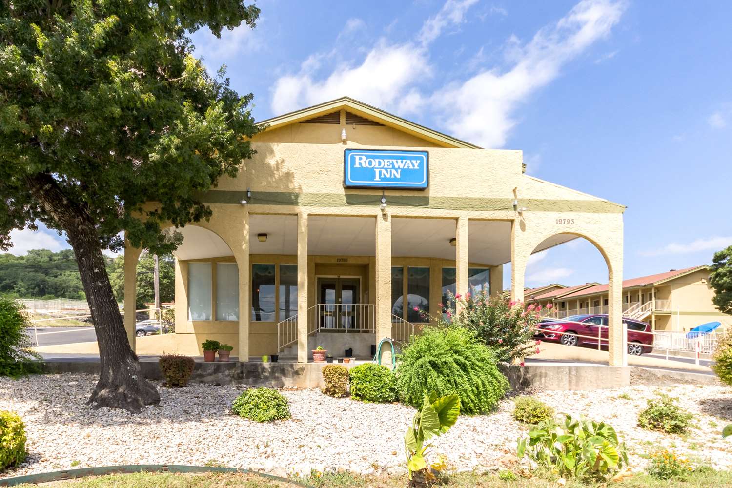 Hillview Inn At Six Flags Fiesta 2/35