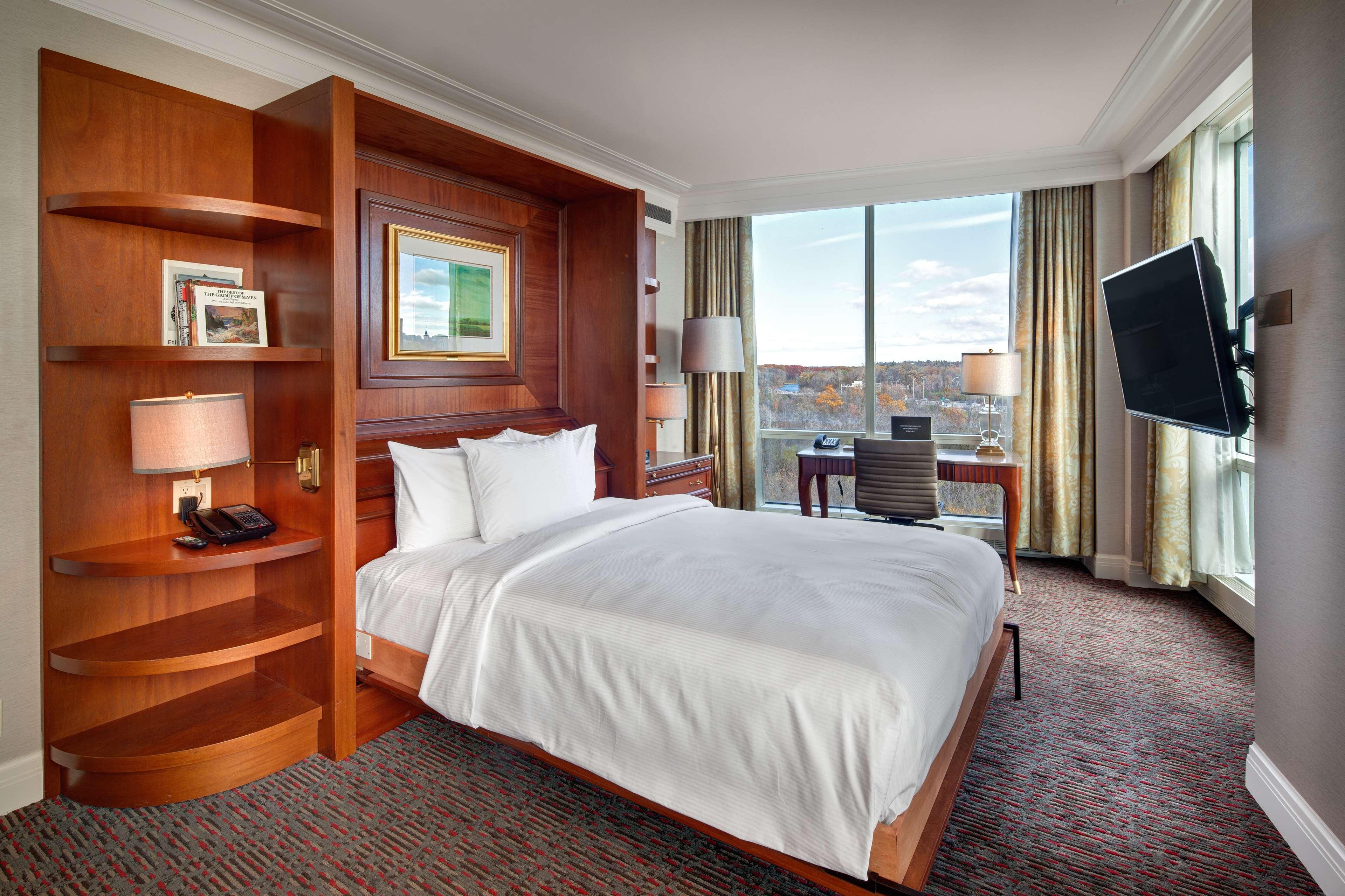 ROOM, QUEEN MURPHY BED, JETTED TUB