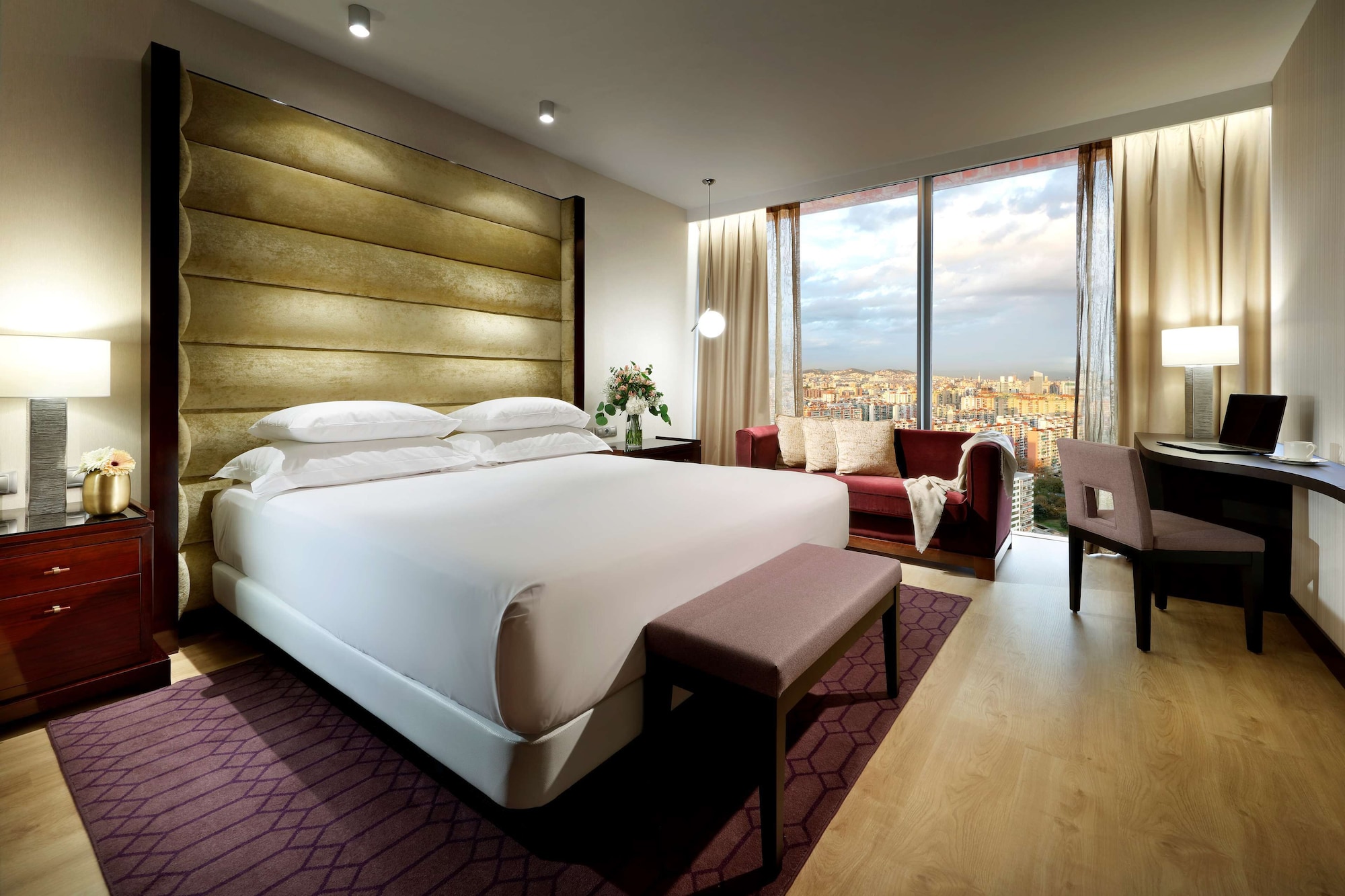 Club, King Bed