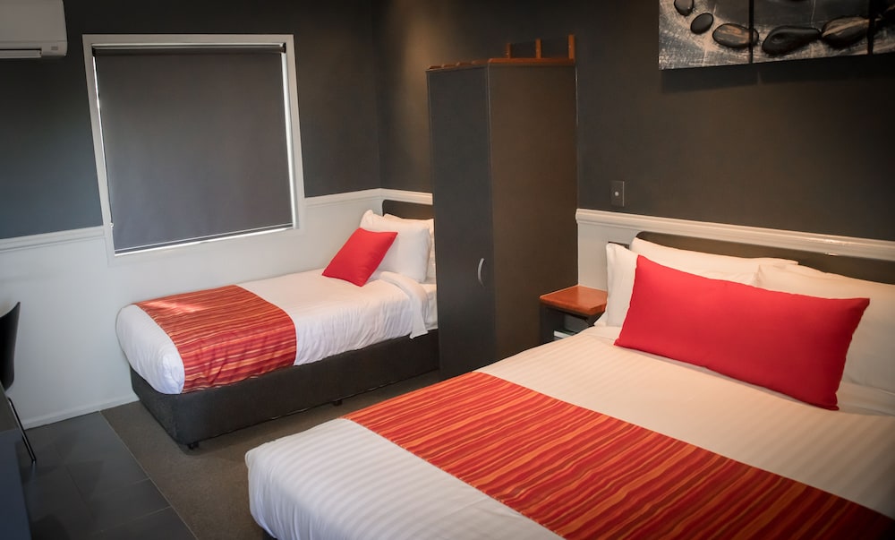 THE ROCKS MOTEL 15/55