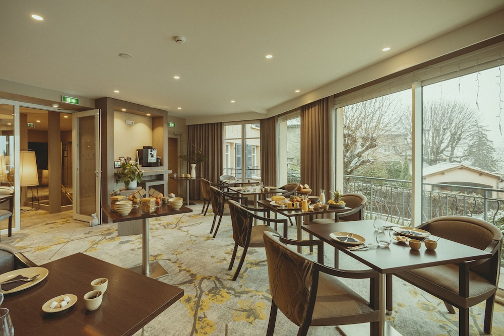 AUBERGE DE CLOCHEMERLE 36/54
