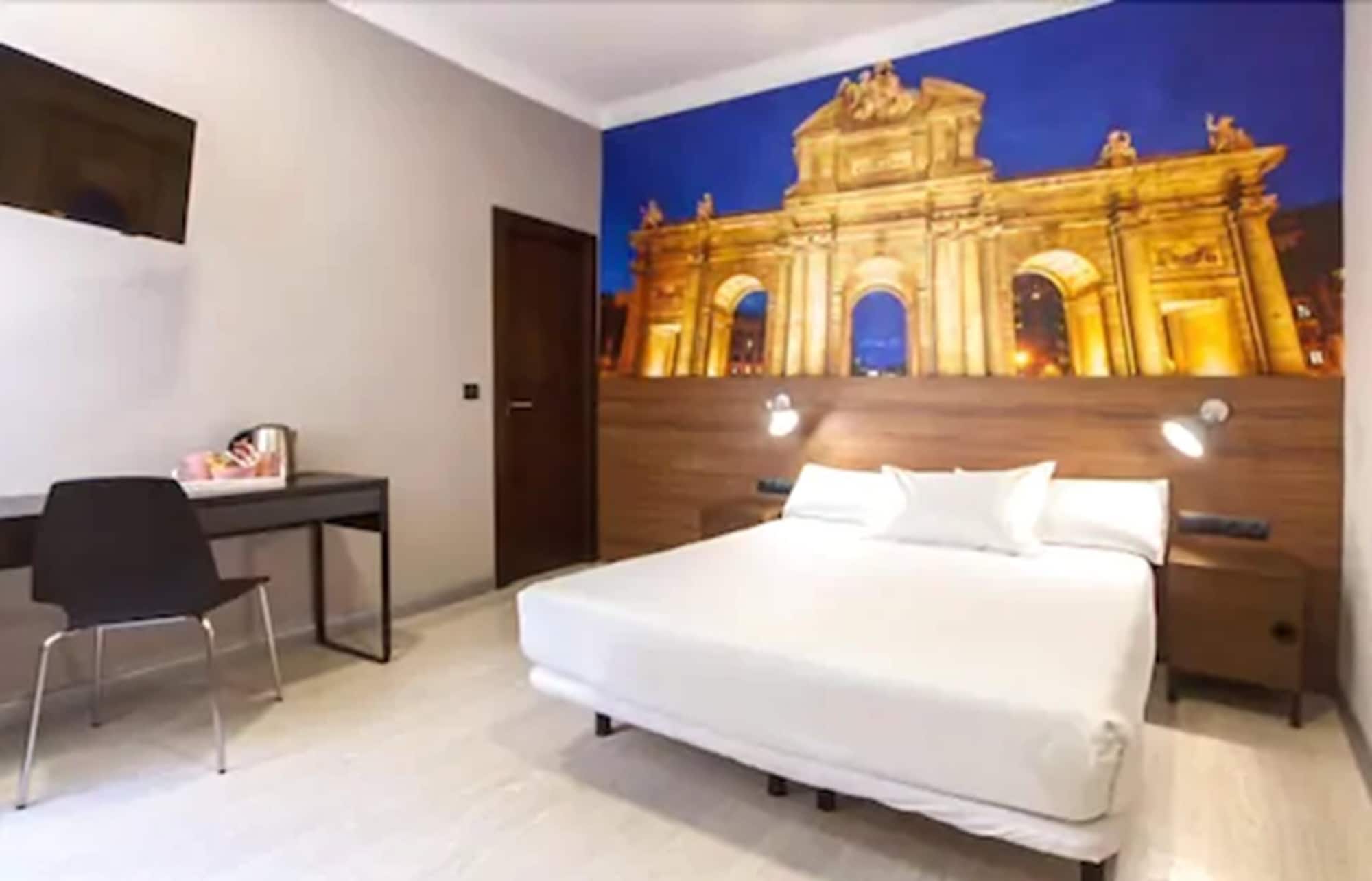 INTERIOR, DOUBLE BED
