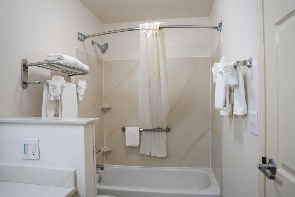 Quality Inn Suites Biltmore East 28/29