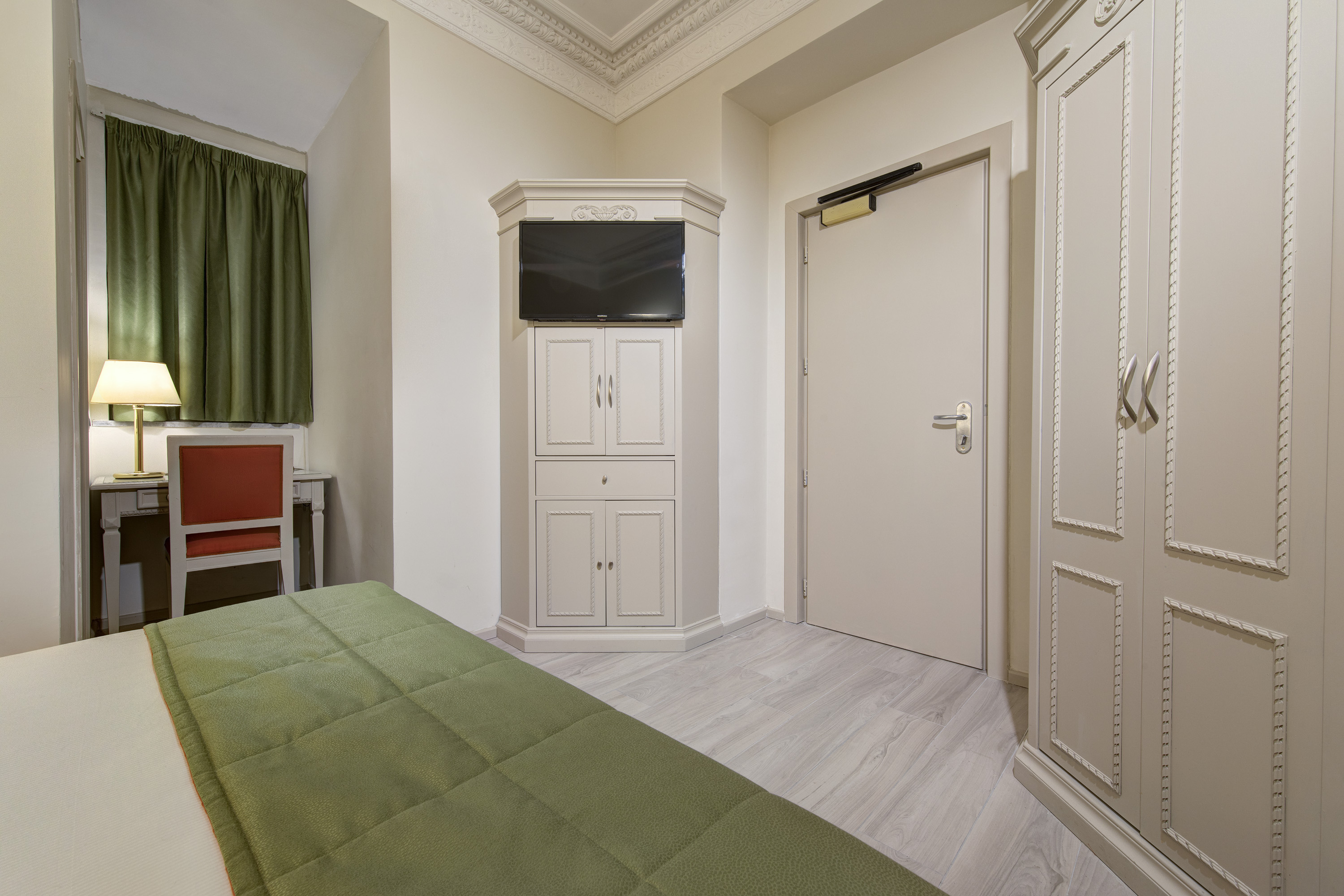 BAILEYS HOTEL 35/38