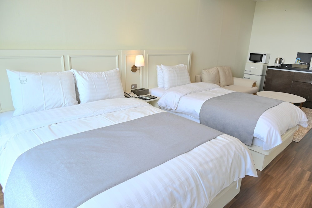 Rich Hotel 16/50