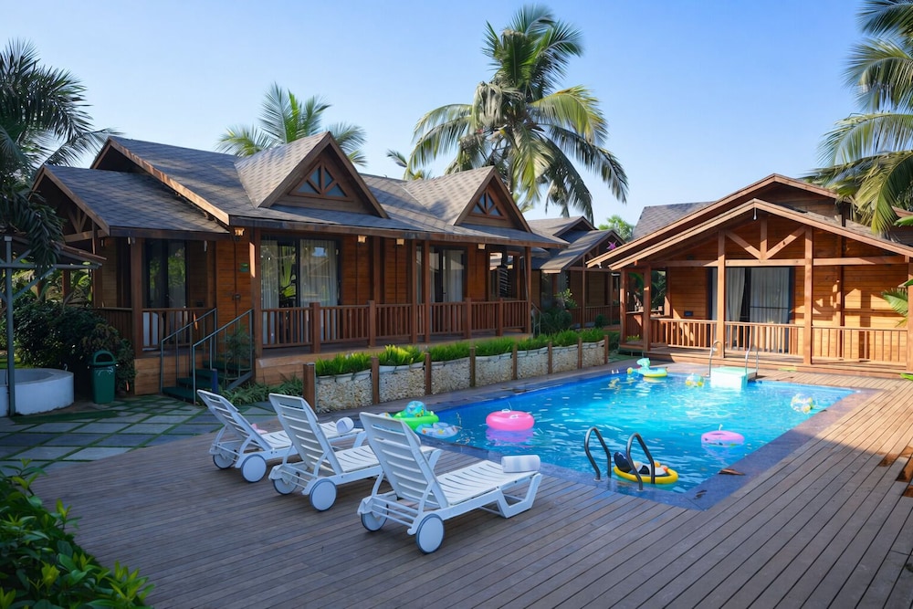 Foxoso Aaristo Baga Beach Resort 40/48