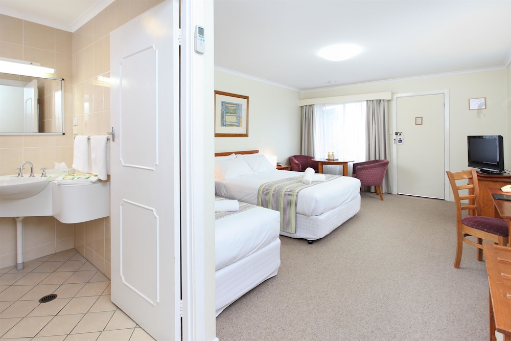 The Henry Parkes Tenterfield Ex Best Western 22/46